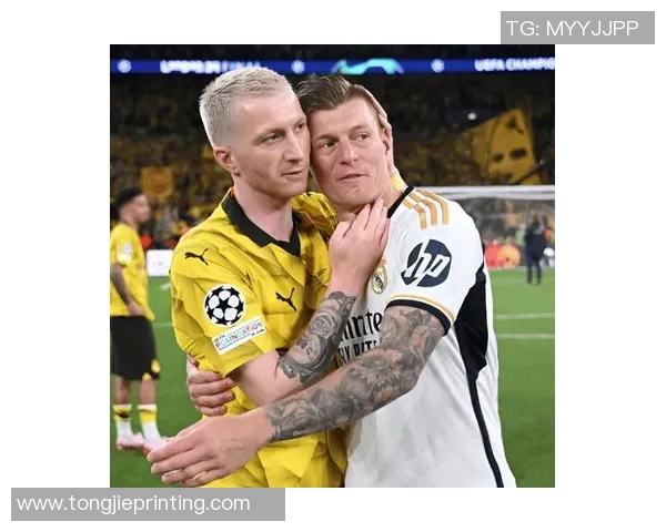 与足球球星亲密合影瞬间留念，捕捉与偶像同框的荣耀时刻